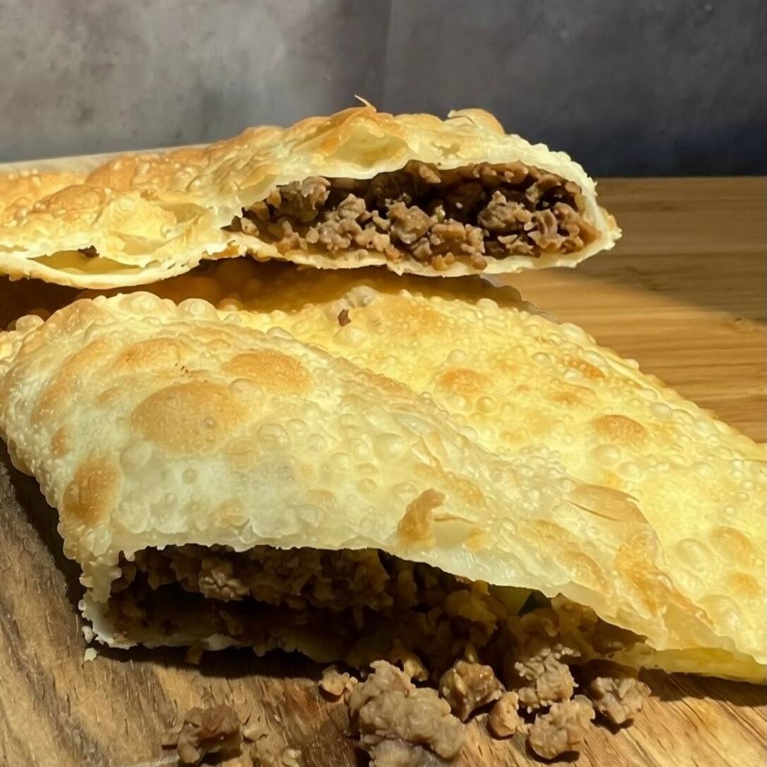Pastel recheado com 40 g de Carne Moída com nosso tempero especial na massa sequinha.