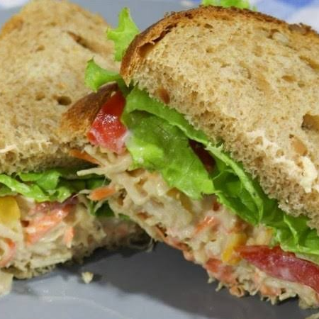 Pão de forfa, recheio cremoso de patê de frango , alface e tomate