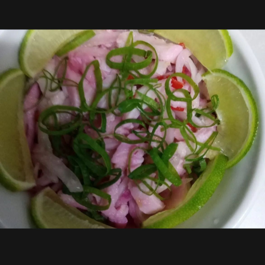 Tilápia, Salmão, cebola roxa, pimenta dedo de moça, azeite, cebolinha e suco de limão.