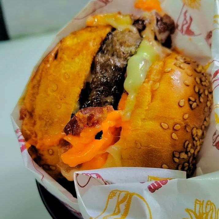 PÃO BRIOCHE, HAMBURGUER BOVINO 200G, CHWDDARE QUEIJO