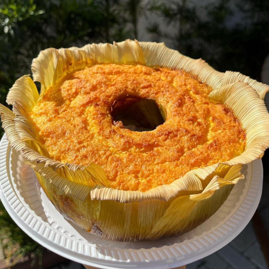 🌽 Feito com milho verde direto da roça, sem farinha de trigo, macio e cheio de sabor. ✨ O verdadeiro gostinho de infância em cada pedaço! *_Serve aprox. 8 fatias (750g)_*