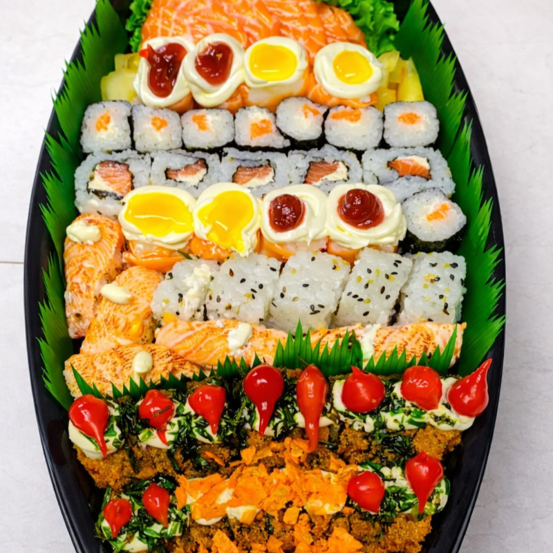 8 Sashimi Salmão Fresco 5 Niguiri salmão maçaricado 10 uramaki salmão e cream cheese 4 Joy Salmão com Geleia de Morango 4 joy Salmão com geleia de maracuja 8 Hossomaki Salmão e Cream Cheese 12 uni Hot Holl salmão Grelhado cream cheese e Doritos e cream cheese 12 Hot Holl salmão grelhado, cream cheese, couve Crispy e Pimenta biquinho {não arde} Grátis coca cola 1 litro 2 biscoito da sorte shoyo, tarê e hashi tudo inclusos