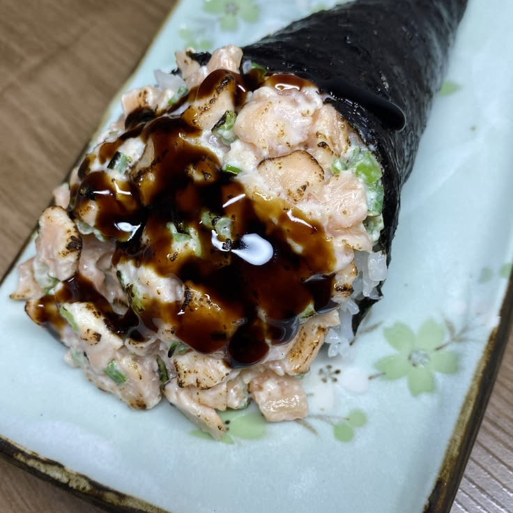 Salmão crocante frito e temaki natural