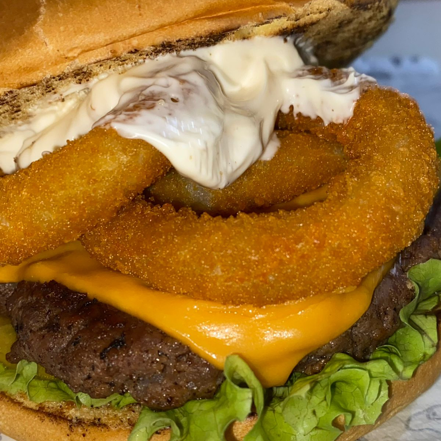 pão amanteigado ,100g carne artesanal saborosa, uma cheddar Polenghi , anel de cebola crocante, salada ( tomate e alface )