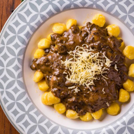 Nhoque ao molho funghi, com uma proteína da sua escolha, finalizado com queijo ralado e salsinha . Uma opção perfeita para quem busca sabor e tradição em um só prato. (*) Não fazemos alterações!