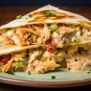 TORTILHA DE TRIGO 30 CM - RECHEADA COM FRANGO E QUEIJO. ACOMPANHA 1 MOLHO À SUA ESCOLHA.