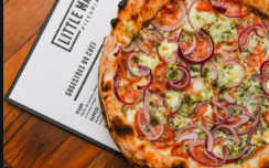 Molho De Tomate, Mozzarella, Calabresa, Gorgonzola e Cebola Roxa.