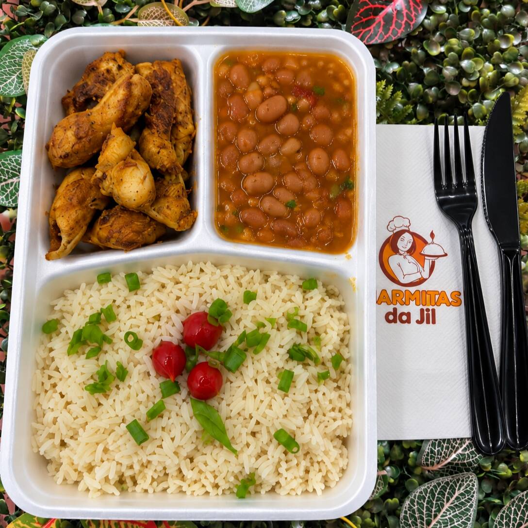 Filezinho de frango grelhado
Acompanhamento : Feijão Mulatinho , Arroz !