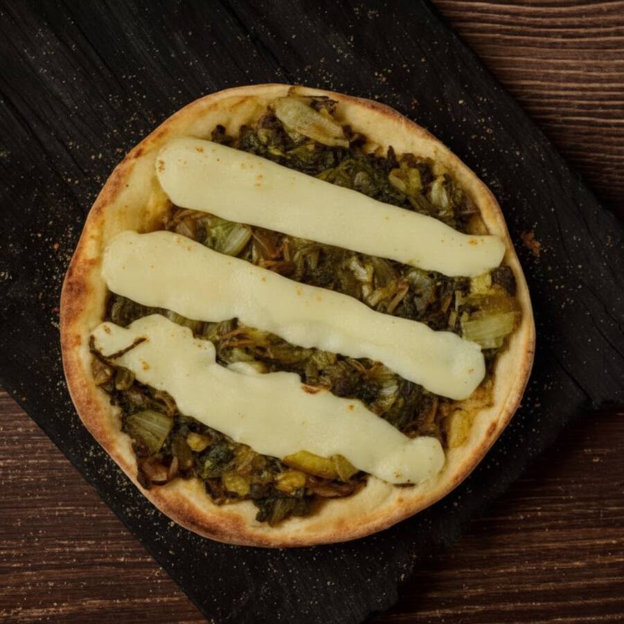Esfiha de escarola com massa macia e dourada, recheada com escarola refogada no azeite, alho e temperos especiais, trazendo um sabor leve e delicioso, com cobertura de Catupiry.