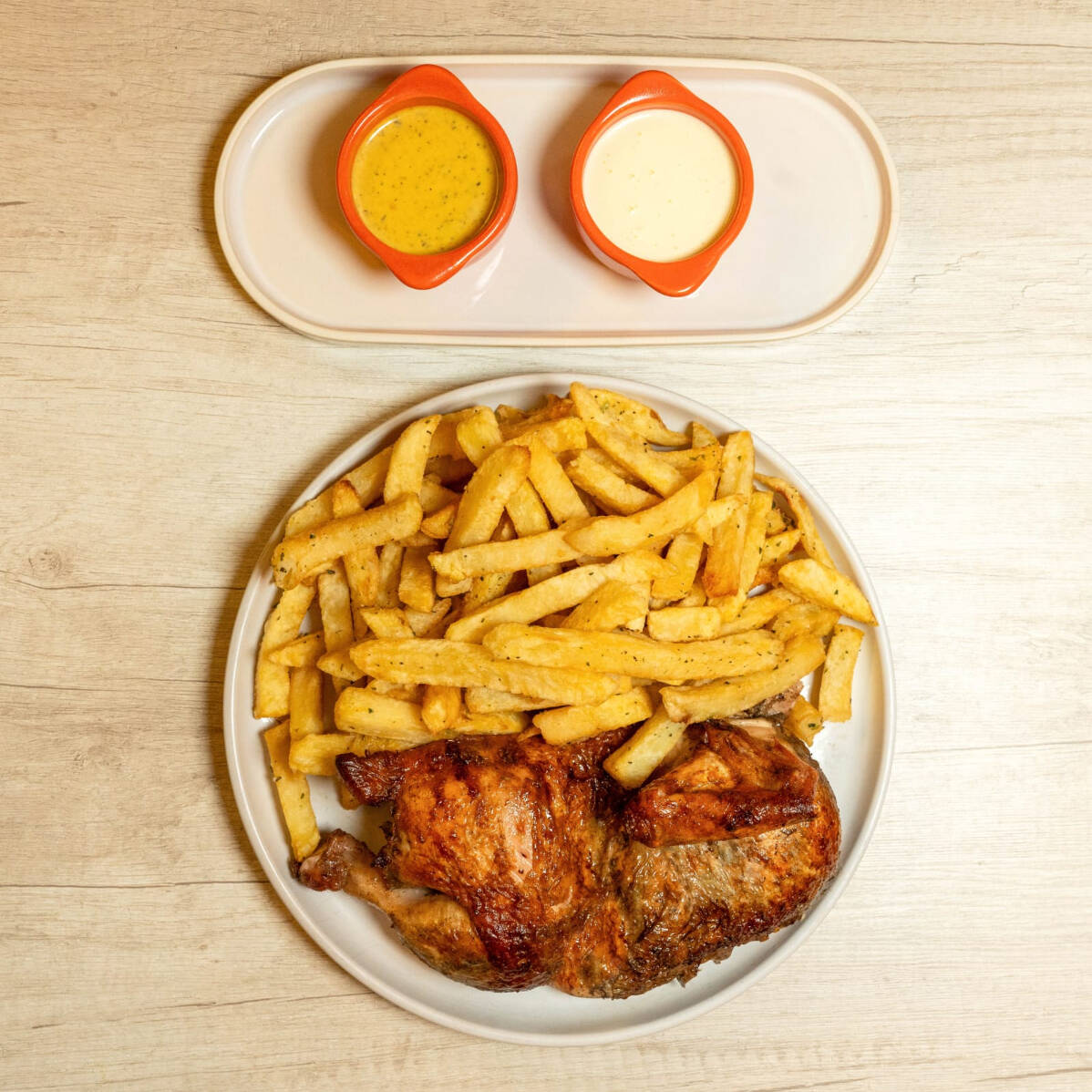 1/2 Pollo, Papas Fritas y Salsas