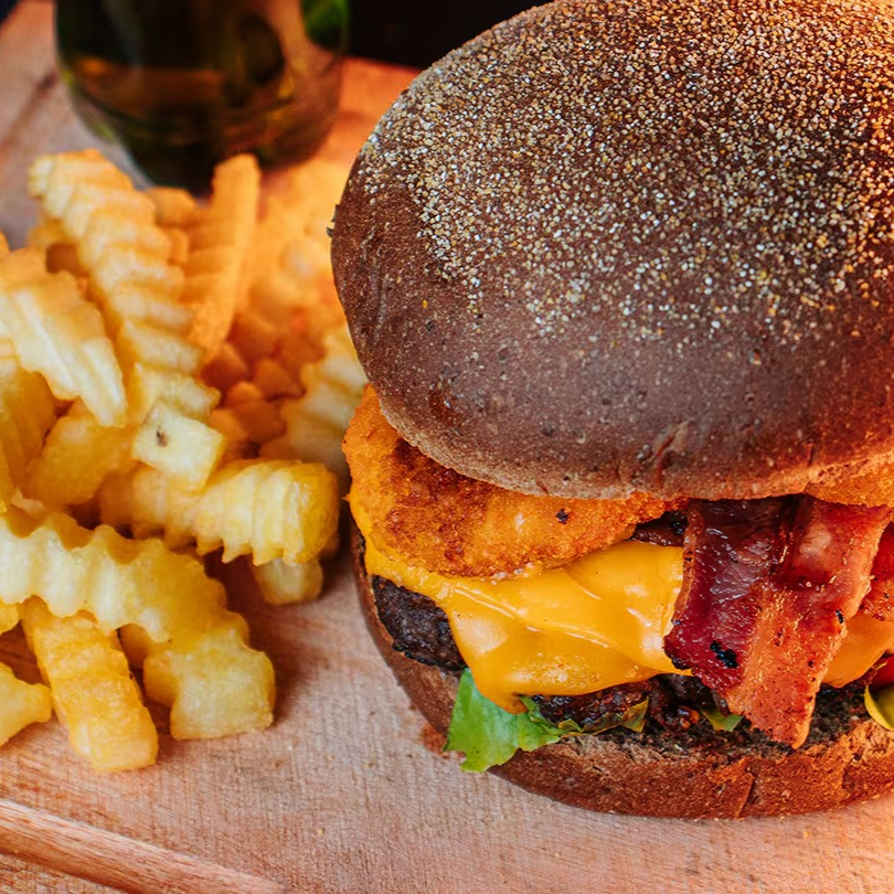 Combo: 01 Black Costela (pão australiano, hambúrguer de costela 150g, cheddar, bacon, cebola empanada, alface, tomate e molho barbecue) + 01 Fritas 100g + 01 Coca-Cola 200ml. Uma explosão de sabores e qualidade!