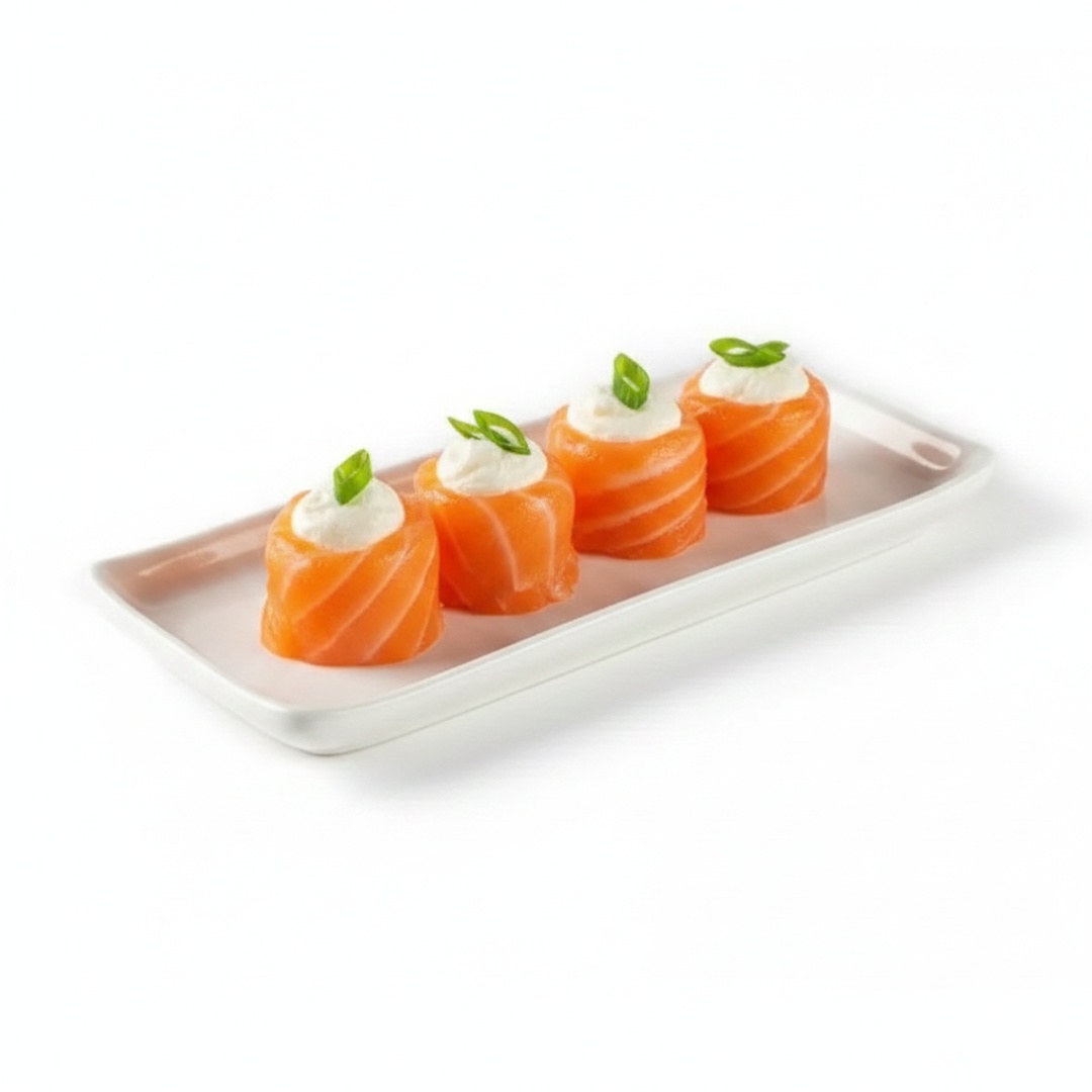 Tira de salmão enrolada recheada com arroz finalizada com cream cheese e cebolinha