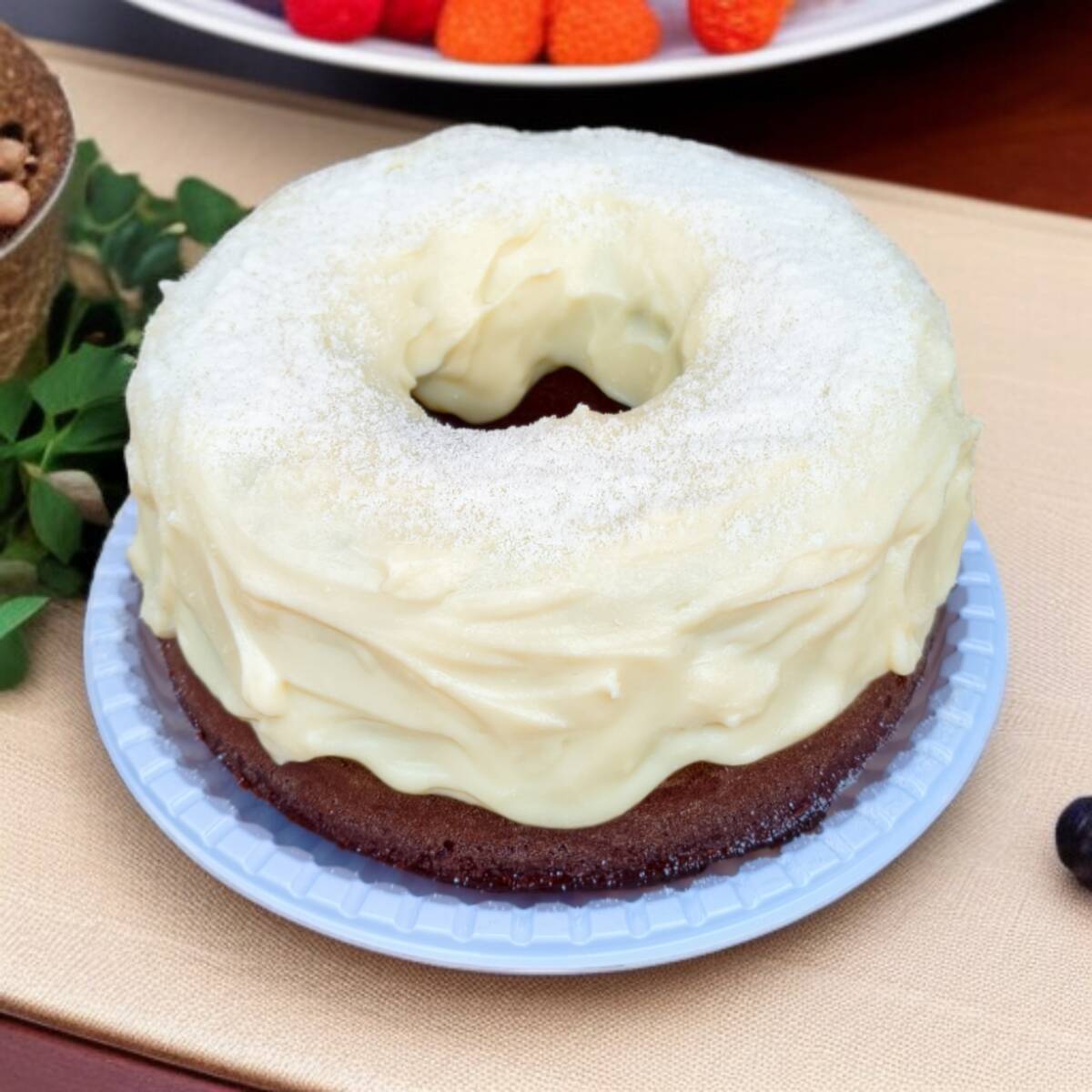 Bolo tradicional de chocolate, macio e saboroso, coberto com uma deliciosa camada de brigadeiro de Ninho. Uma combinação clássica que agrada todos os paladares, perfeita para acompanhar um café ou adoçar qualquer momento. Peso aproximado: 400g 🍰