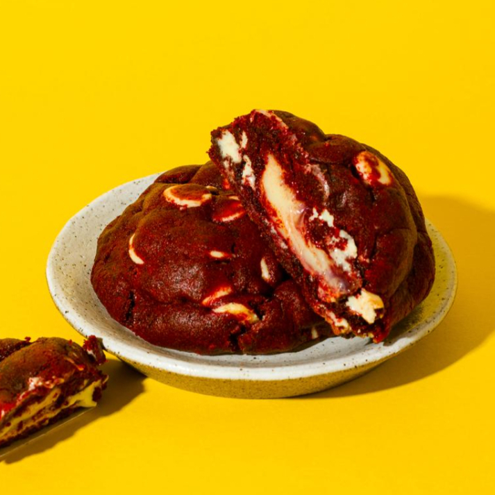 Uma massa de tom vermelho Bordeaux que disfarça o sabor de chocolate em um saboroso recheio de brigadeiro de Cream Cheese