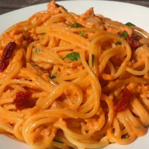 SPAGHETTI CON SALSA ROSE