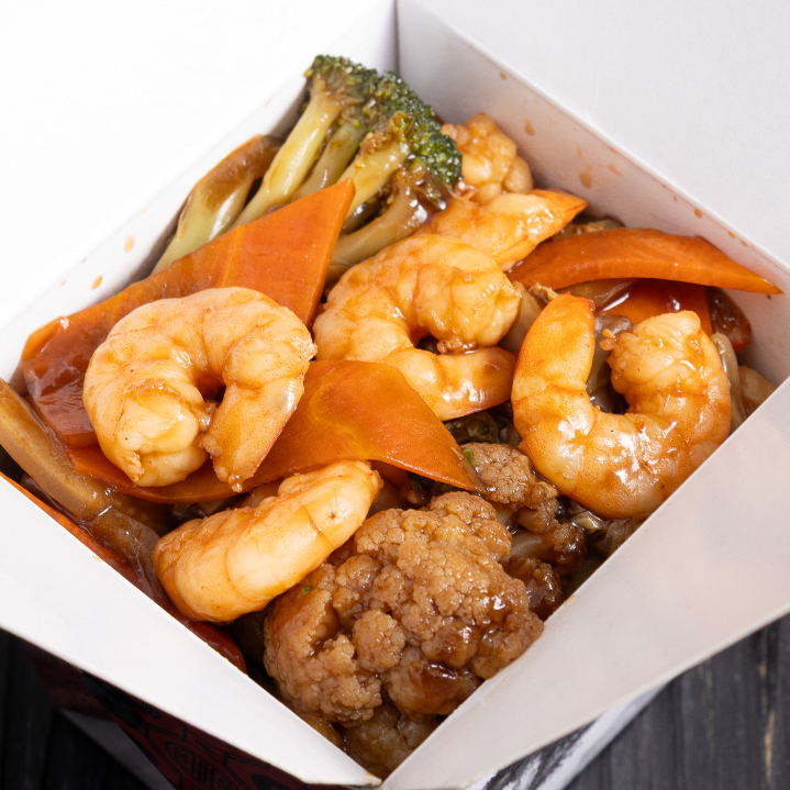 Brócolis, couve flor, acelga, cenoura ao molho da casa, macarrão e camarão( serve uma pessoa)