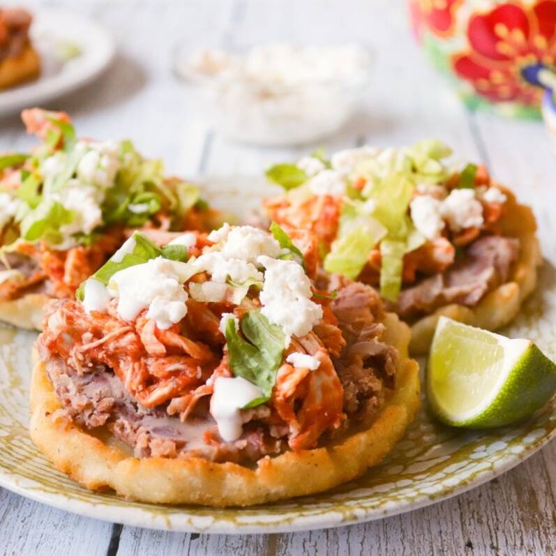 Sopes de carne deshebrada