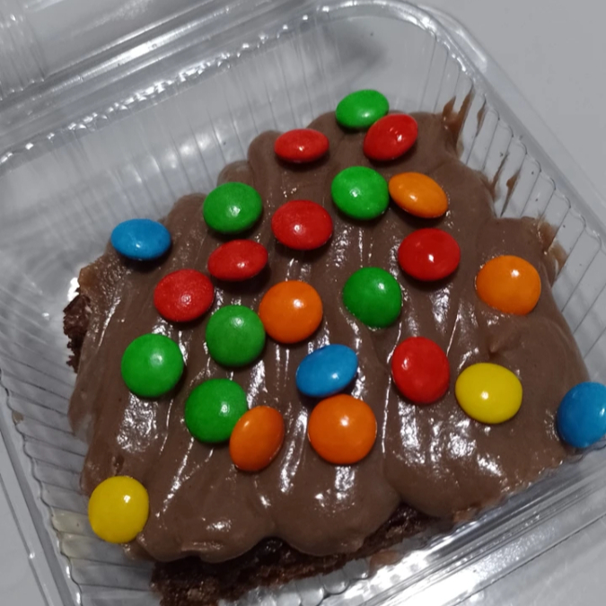 Brownie com cobertura de brigadeiro e m&m por cima