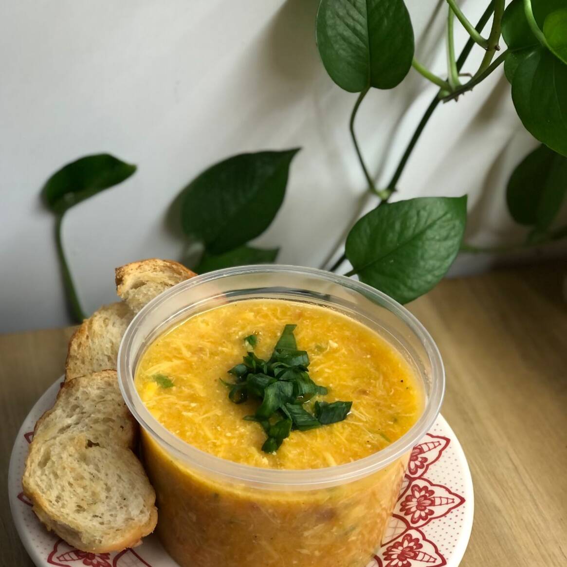 Caldo de Kenga Completo - 500ml
Caldo quente e encorpada, preparada com frango desfiado, mandioca, mandioquinha, cenoura e bacon, resultando em um caldo rico em sabor e textura cremosa. Uma combinação equilibrada e nutritiva, ideal para servir bem quentinho. Acompanha torradas temperadas, oferecidas como cortesia, complementando a experiência com um toque crocante e aromático.
