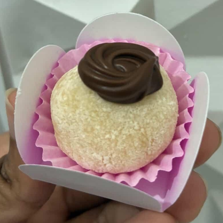 Kit com 4 brigadeiros 4 leites com creme de avelã por cima.