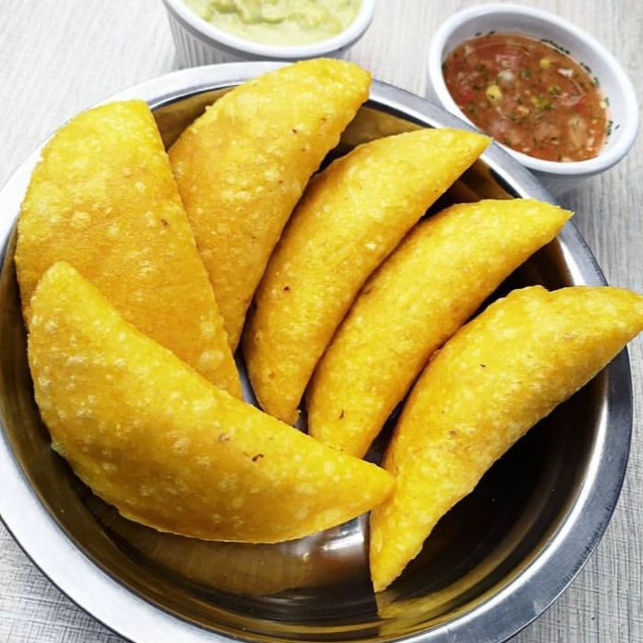 Combo de 24 Empanadas + Gaseosa POSTOBÓN 1.5
