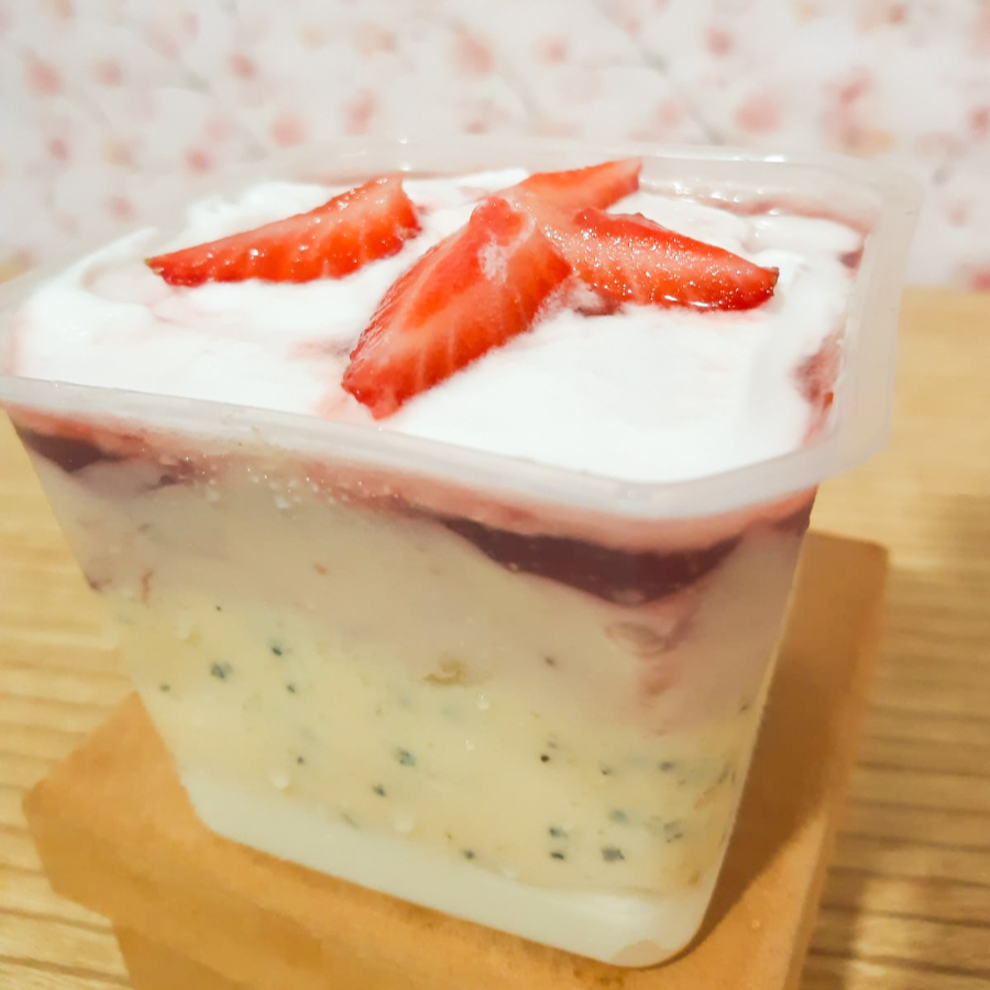Bolo extremamente suculento, entre camadas saborossisimas de Mousse de Maracujá, Creme de Confeiteiro, Bolo de Iogurte, Brigadeiro de Morango e Geleia de Morango Artesanal, finalizando com chantily e Morango fresco.