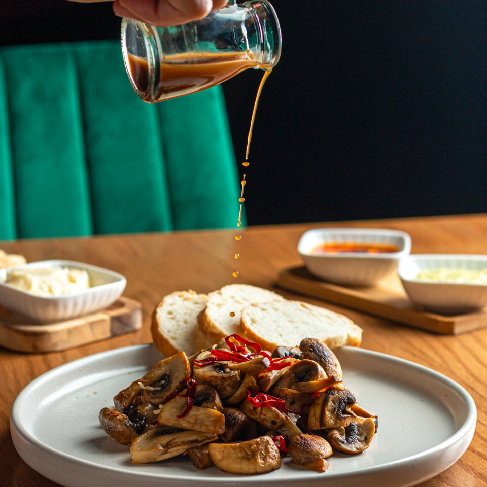 Champiñones al Ajillo