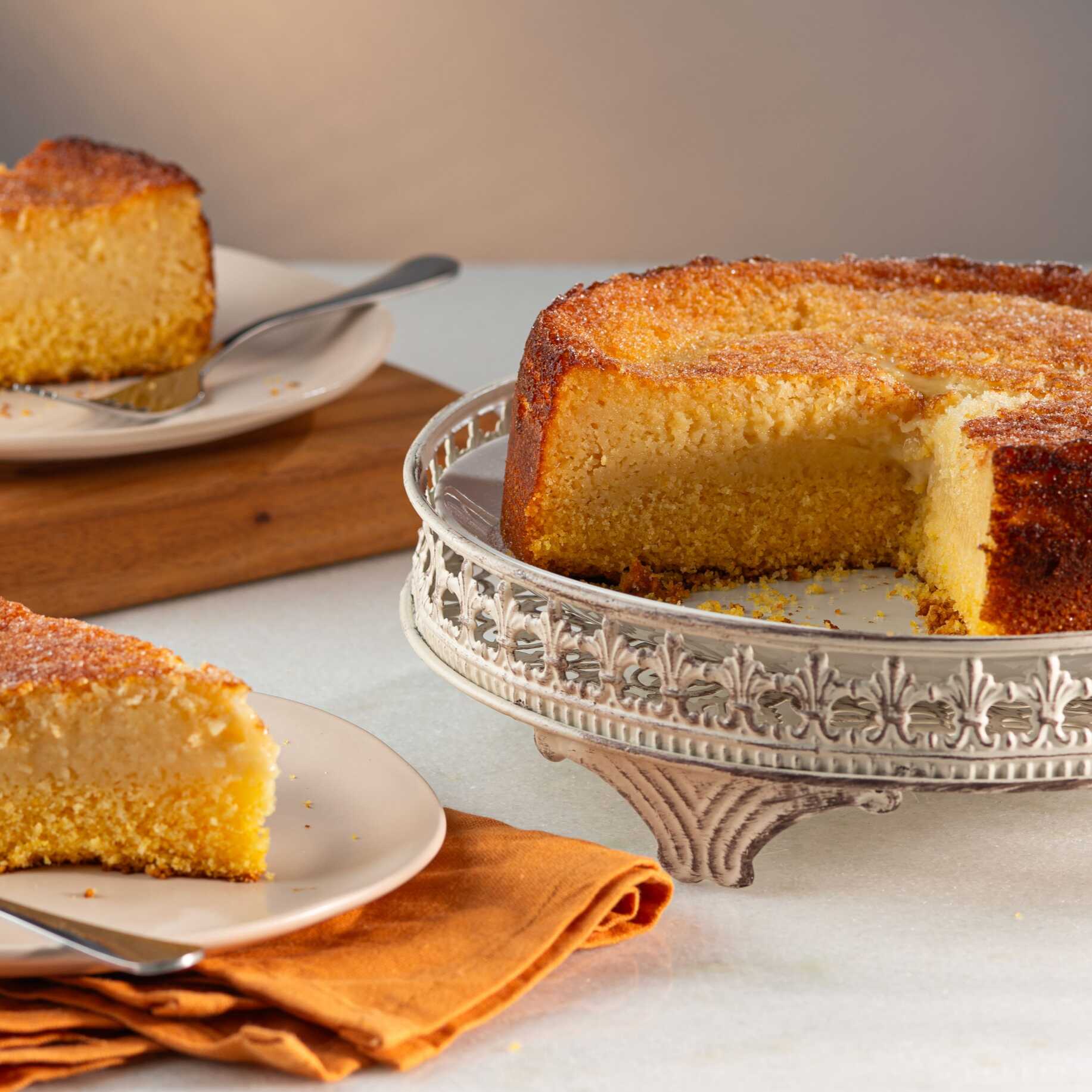 Delicioso Bolo de fubá caseiro, com coco e queijo ralado na massa, resultando em duas camadas de sabores que se completam. Uma fina camada de Delicioso Bolo de fubá tradicional e a outra de queijo e fubá, dando cremosidade ao bolo. Cobertura de polvilhado com açúcar e canela (opcional). Imagem meramente ilustrativa.
Bolo pequeno serve até 8 fatias
Bolo grande serve até 16 fatias