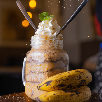 Uma releitura da Banoffee com banadas assadas na brasa da nossa parrilla transformadas em um brigadeiro de banana com camadas de farofa doce da casa e o melhor doce de leite de minas gerais numa caneca grande que da até pra dividir ou não kkkk