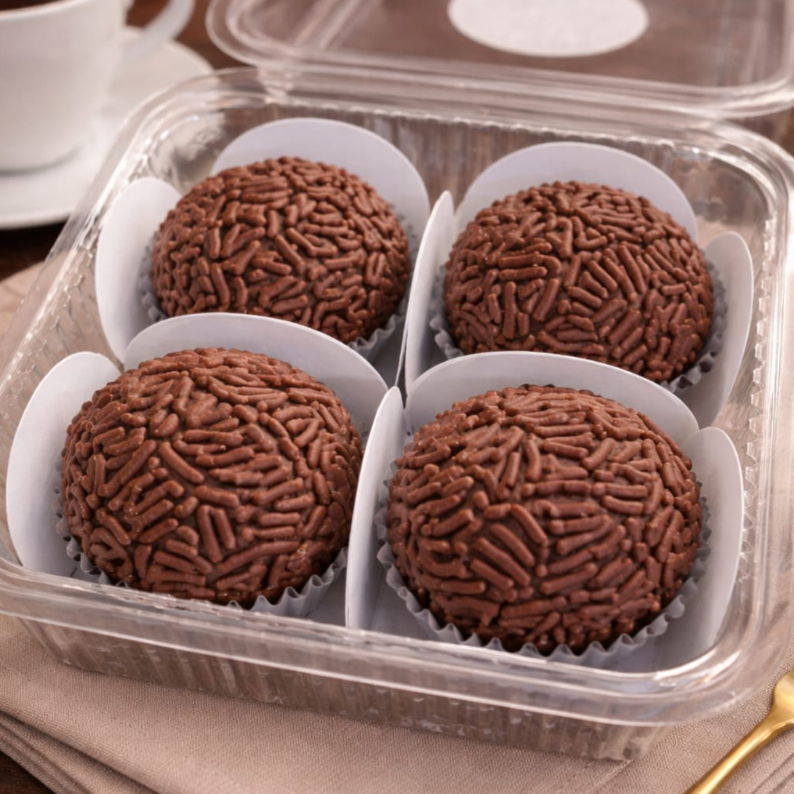 A cremosidade que a gente ama e o sabor que conforta a alma. Prepare-se para a explosão de sabor do nosso brigadeiro! #brigadeirogourmet #docedefesta #sobremesagourmet #chocolatelovers #confeitaria #irresistível #delícia #chocolateartesanal