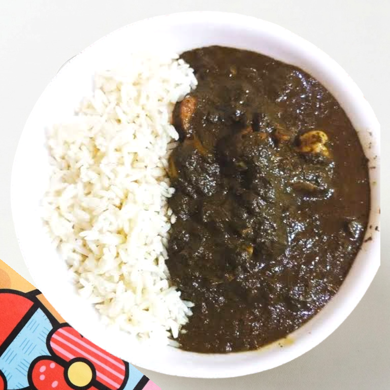 A legítima, a sagrada, a que demora mais pra fazer do que você pra comer: Maniçoba adubada e bem cozida: Contém toucinho, charque, linguiça calabresa, bacon, paio, chouriço, carnes de primeira e costelinha defumada, servida em marmitex de isopor. Acompanha arroz branco soltinho e um potinho (30ml) de farinha.