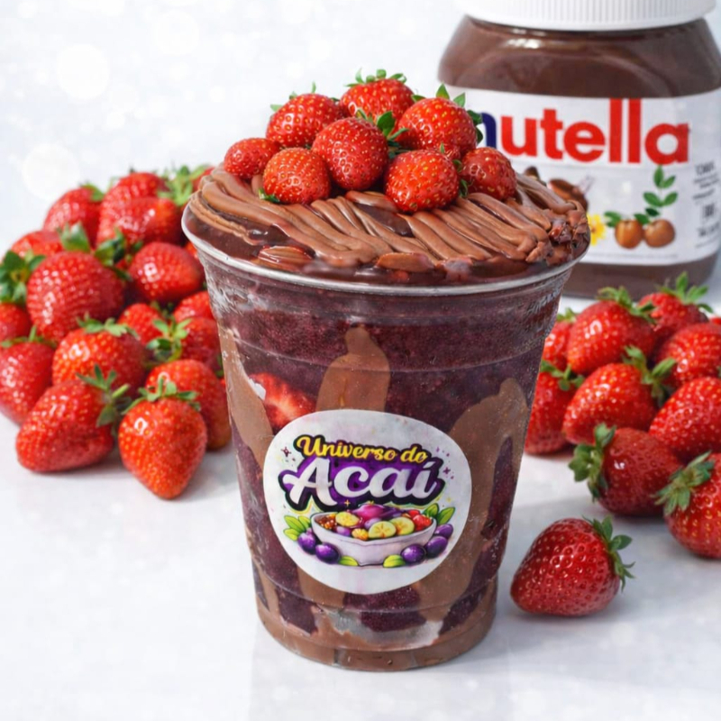 Queridinho do cardápio! Base de açaí , muito creme de avelã e morangos selecionados . É a sobremesa perfeita para quem não abre mão do sabor clássico do chocolate com morango.
