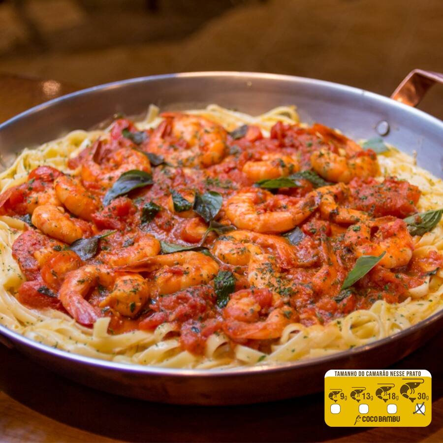 20 Camarões Grandes (30 Gramas Unid) Puxados no Azeite Extra Virgem, Alho e Cebola. Flambado com Vinho Branco, Aromatizado com Ervas de Provence, com Molho de Tomate Fresco, Molho Branco Eum Toque de Limão. Servido Sobre Fettuccine Italiano.