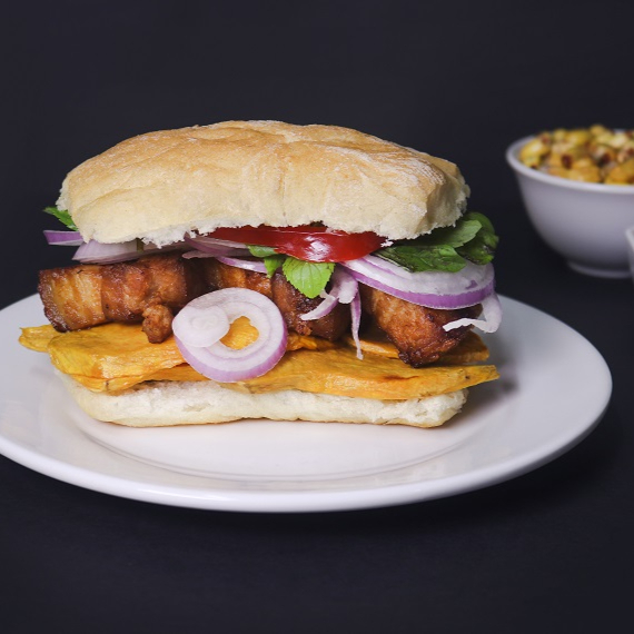 Pan con Chicharrón + camote, canchita y sarsa crio