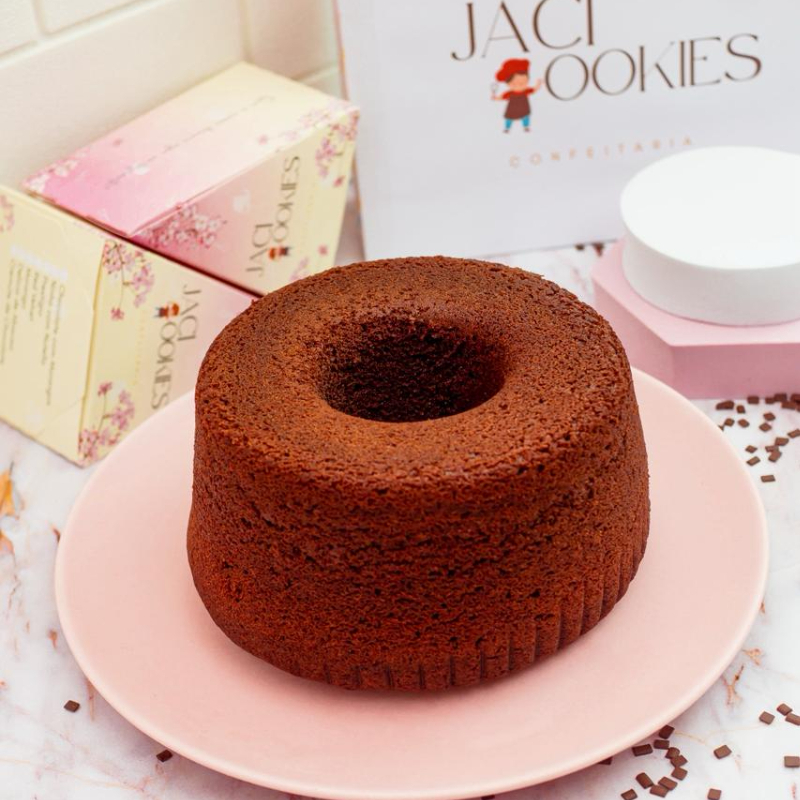 Preparado com chocolate 70% cacau, cada pedaço traz um sabor intenso e marcante, equilibrando doçura e aquele toque sofisticado do cacau puro. Fofinho, úmido e com um irresistível ar caseiro que lembra o aconchego da roça, esse bolo é a escolha perfeita para quem busca autenticidade e prazer em cada mordida. Um clássico artesanal que transforma qualquer momento em uma experiência especial!