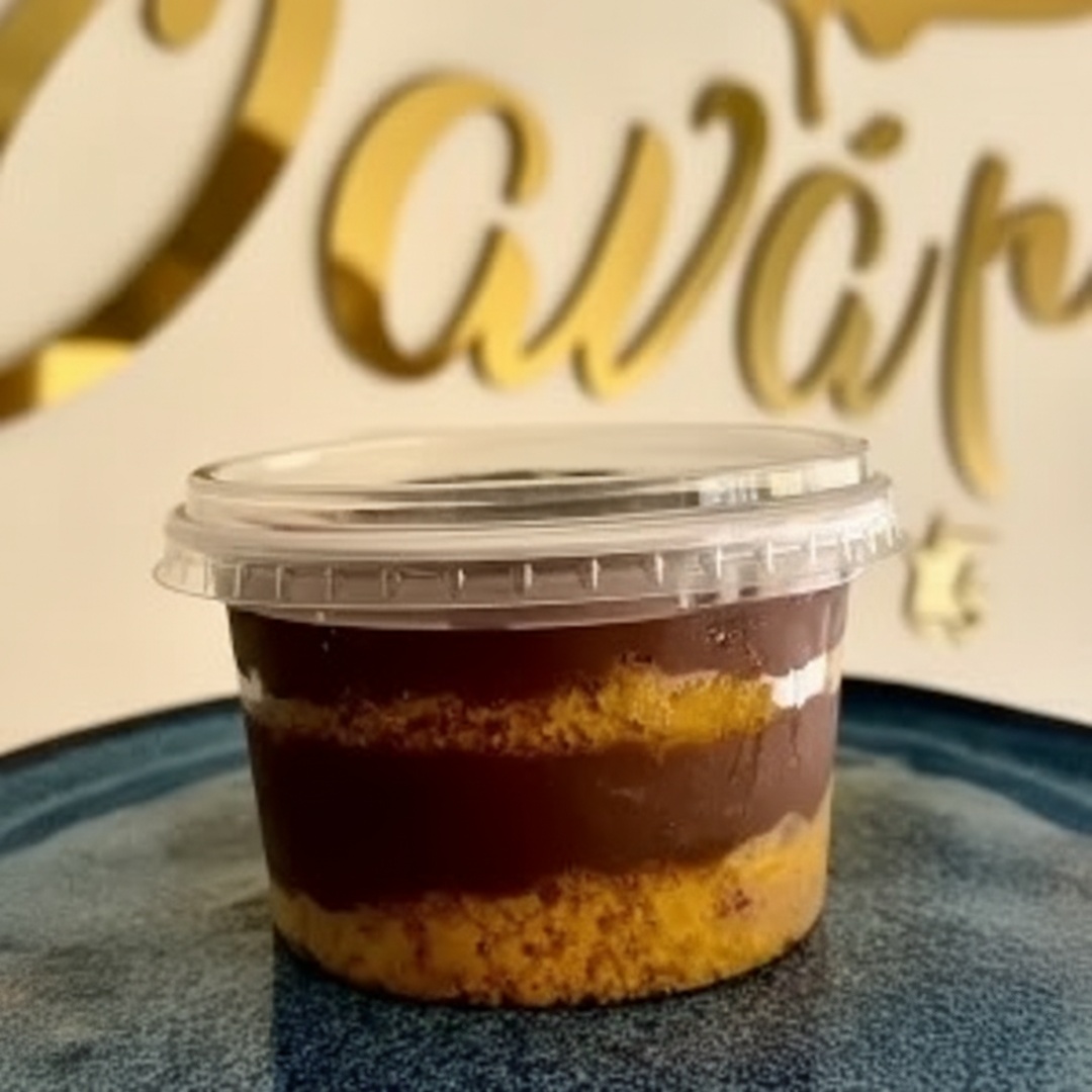 Bolo de pote com massa de cenoura e brigadeiro 50% cacau no recheio e cobertura. Clássico com um toque intenso e irresistível!