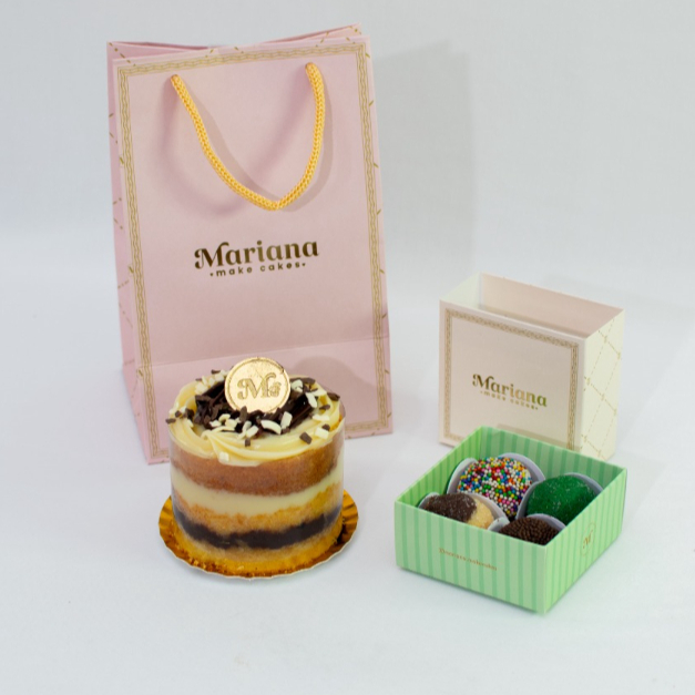 Kit acompanha mini cake 8cm (serve uma pessoa) recheio Ninho, massa do bolo Red Velvet, caixa com 4 docinhos sabores variados e sacola para presente.