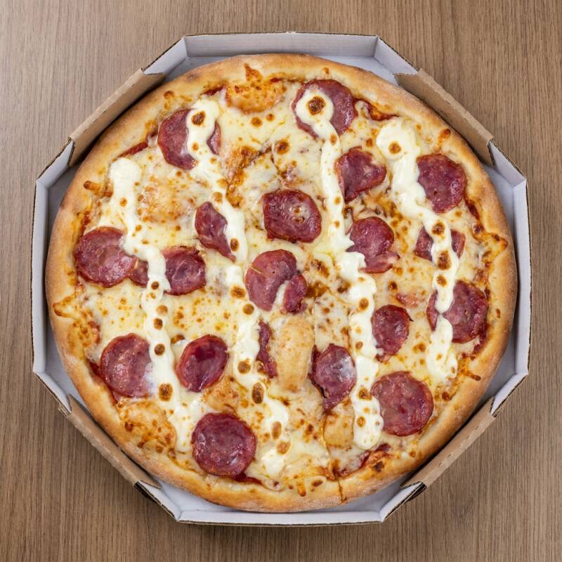 Delicie-se com a nossa renomada pizza '(25cm) Brotão', um autêntico sucesso entre 'As Mais Pedidas'. Esta apetitosa pizza convida você a personalizar seu banquete. Cada pedaço é um explosão de sabor, onde todos os ingredientes se fundem em harmonia perfeita. Desfrute de uma pizza de tamanho generoso, ideal para compartilhar com amigos e família ou simplesmente para saciar sua vontade de pizza. Pre