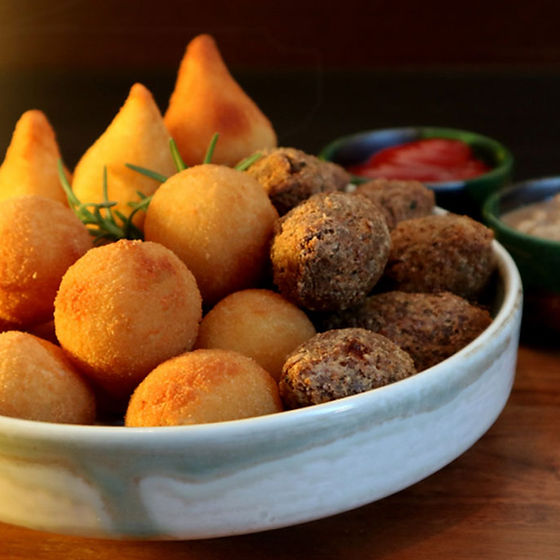 🥟✨ 40 salgados tamanho festa 20g, crocantes por fora e recheados na medida certa. Perfeito para transformar qualquer momento simples em um lanche especial com quem você gosta. 🔥 Fresquinhos e fritos na hora.