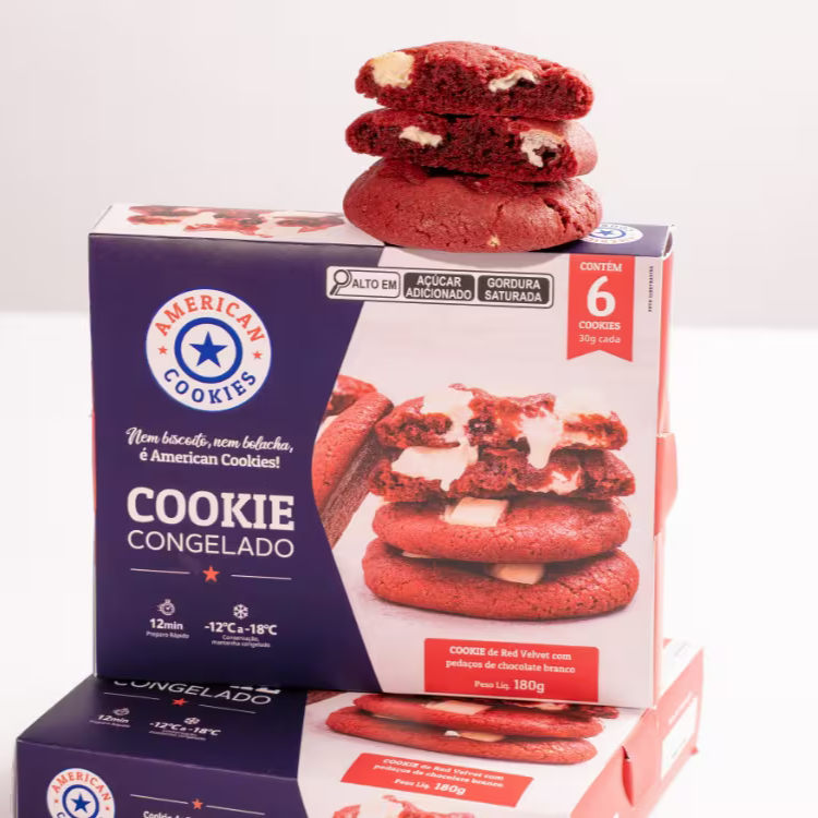 Para você fazer na sua própria casa, o Cookie Congelado - Red Velvet, é feito com massa red velvet e pedaços deliciosos de chocolate ao branco. Cada caixa possui 6 unidades do mini cookie de 30 gramas!