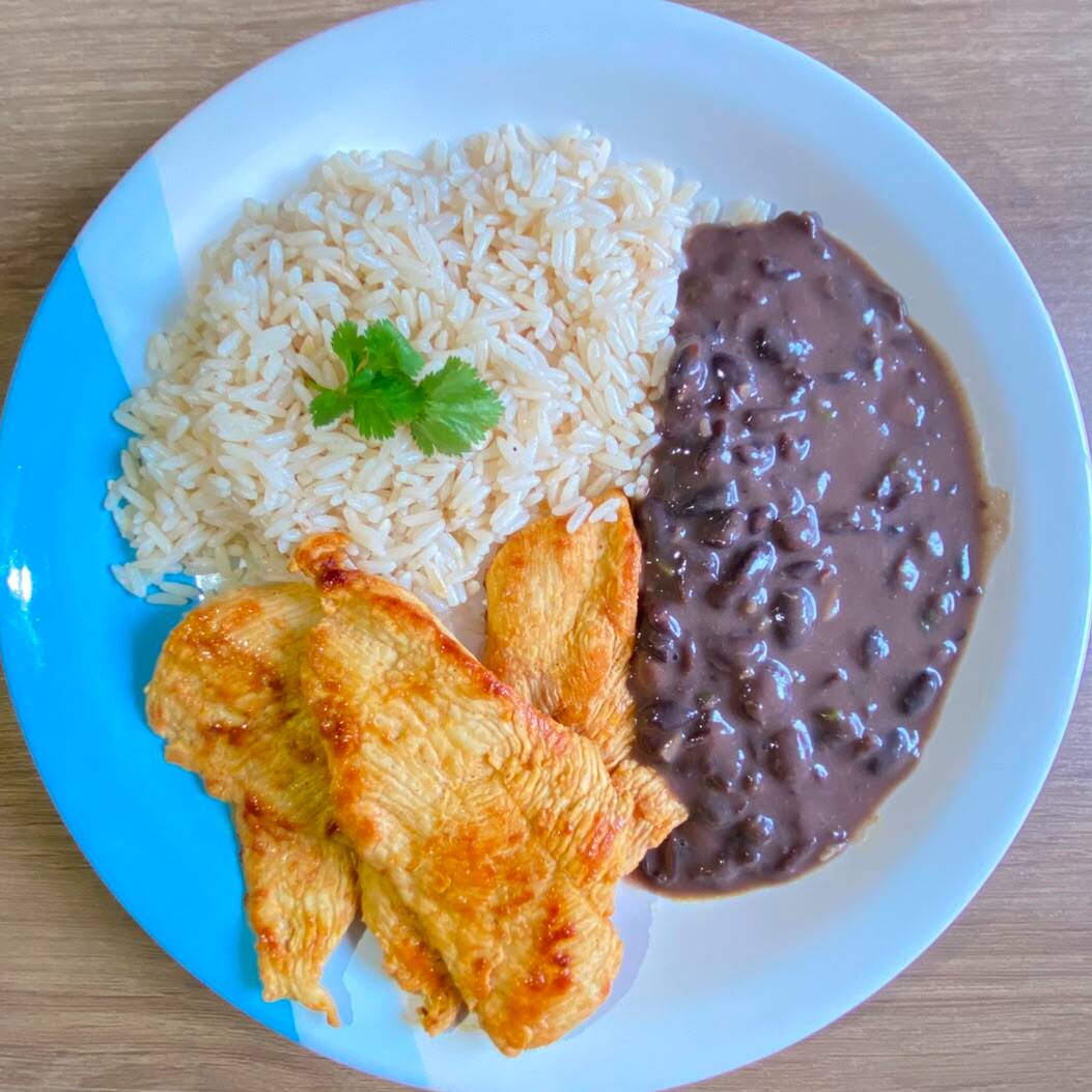 Uma refeição simples e saborosa para o Dia a Dia com arroz feijão e filé de frango.
