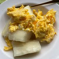 Yuca con Huevo Revuelto