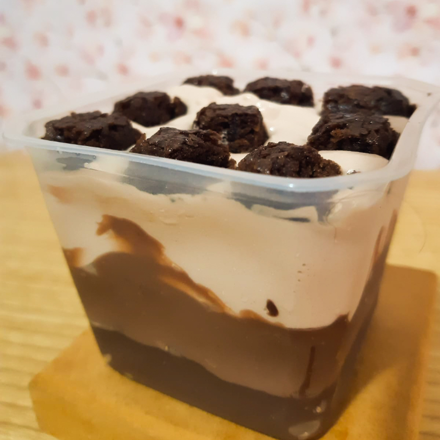 Suculento Bolo no pote Chocolatudo. Incrivelmente saboroso entre camadas de Creme de Chocolate, Bolo de Chocolate, Brigadeiro preto e Mousse de Chocolate, finalizando com Brownie molhadinho.