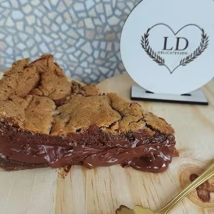 Deliciosamente preparado com uma Massa de Cookie, crocante por fora e macio por dentro, generosamente recheado com Nutella de verdade. . . . ###tags#### promoção promocao oferta desconto barato taxa gratis entrega grátis combo doce sobremesa bolo fatia brownie braune brauni browni nutela Nutella Ninho kitkat red velvet pistache geleia cenoura brigadeiro chocolate copo felicidade bombom cone trufado pai de mel pote pavê pudim cuscuz cookies tortas tortellete bolo vulcao vulcão salgado gourmet artesanal