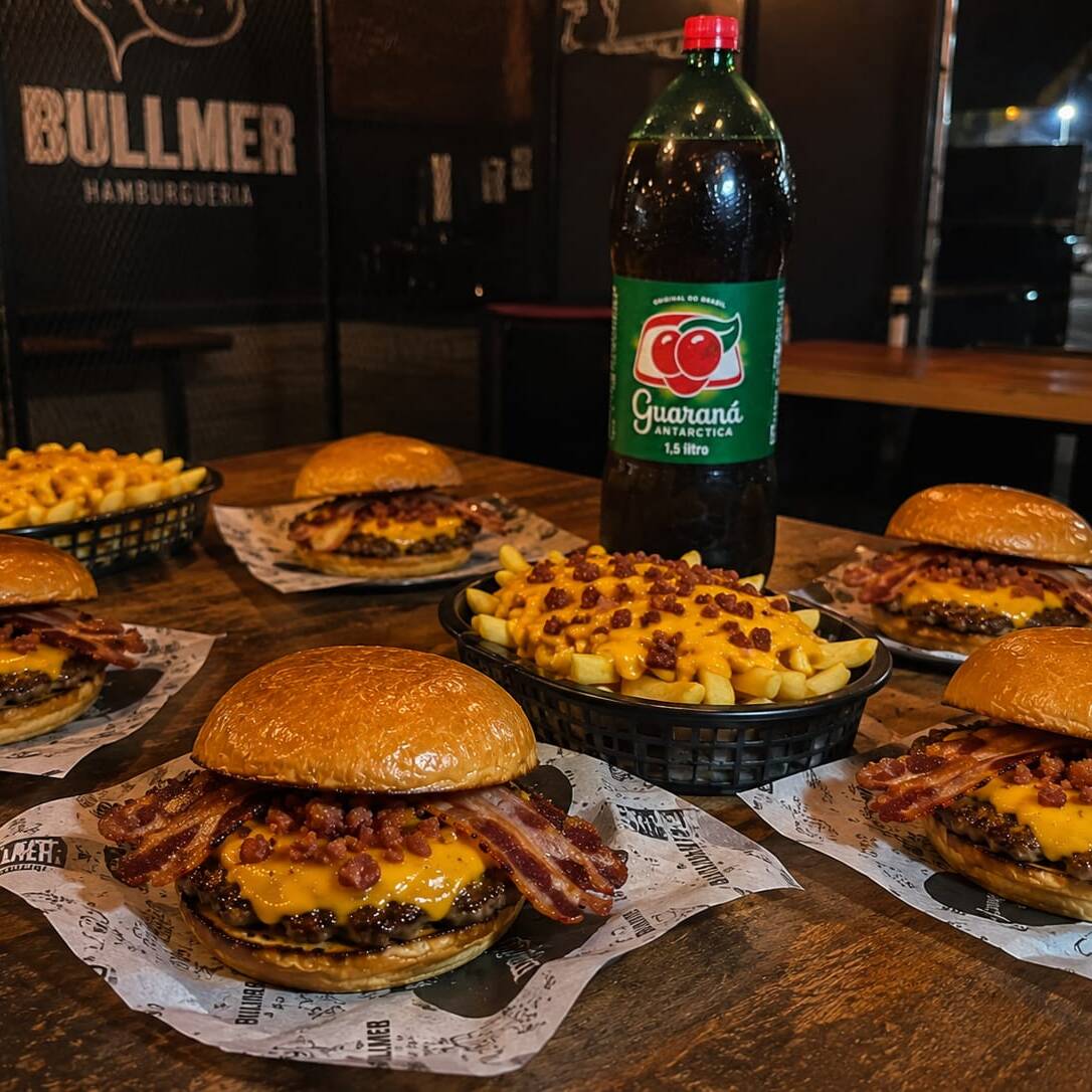 5 - Smash burguer bacon (Pão de brioche, molho especial da casa, burguer artesanal de 90g, cheddar e bacon). 1 - Batata com cheddar e bacon 1 - Refrigerante de 1 litro