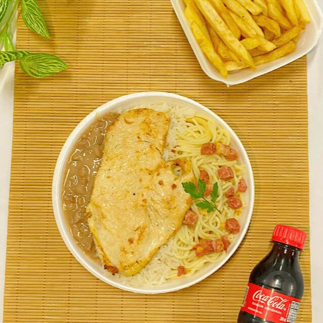 Nossa marmita acompanha um arroz bem fresquinho com um tempero caseiro, feijão com aquele caldo encorpado e com cheirinho de alho, macarrão do dia e a carne de sua escolha. Tamanho média. + refrigerante 200ml + batata frita