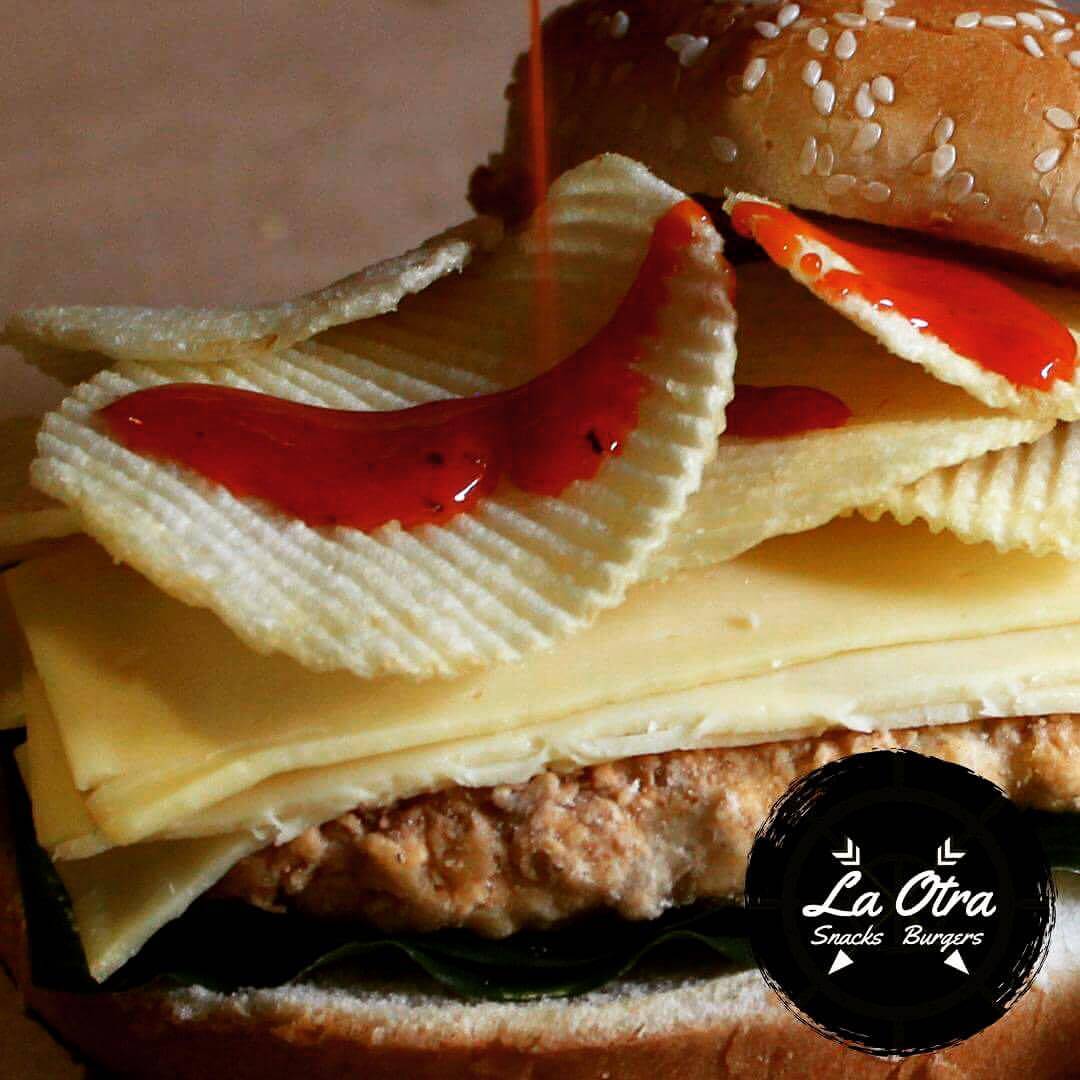 Hamburguesa cruji de arrachera con rufles y bufalo