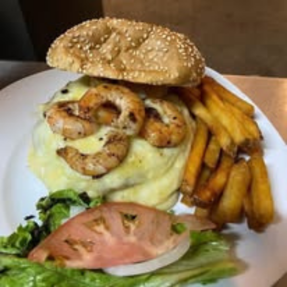 HAMBURGUESA MAR Y TIERRA CON CHIPS