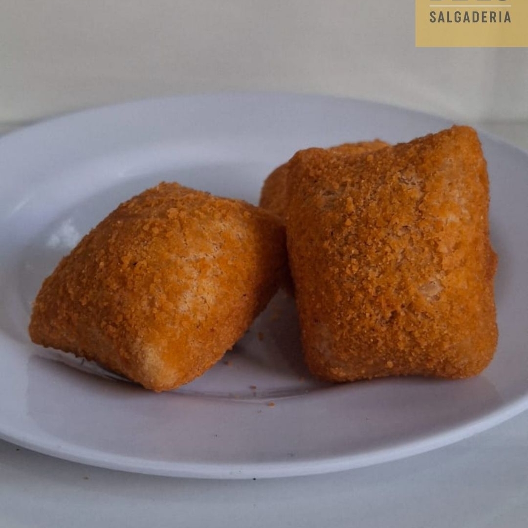 Nossa linha de salgados médios é ideal para o seu lanche individual ou da galera. Salgados entre 35g e 40g cada, fritos na hora, com aquele tempero que você já conhece.