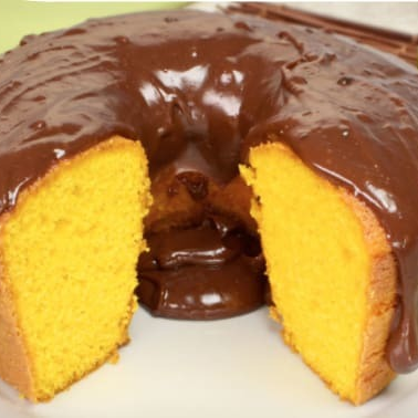 Bolo de cenoura caseiro de 6 pedaços. Com cobertura de chocolate preto.